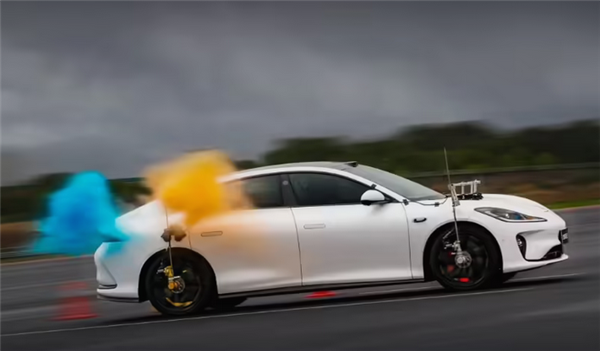 关键时刻能救命!智己汽车推出行业首个爆胎安全功能升级