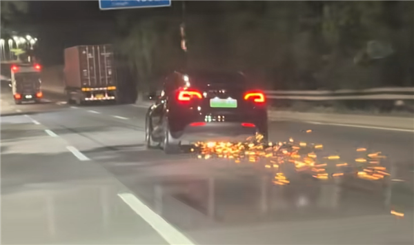 关键时刻能救命!智己汽车推出行业首个爆胎安全功能升级