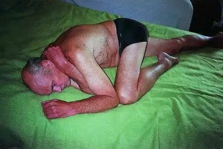 直接躺下更方便 为什么人要枕头才能更好的睡觉?