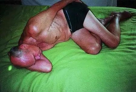 直接躺下更方便 为什么人要枕头才能更好的睡觉?