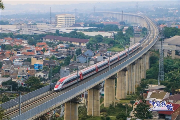 中国高铁出海第一!雅万高铁发送旅客超1000万人次 上座率最高99.64%