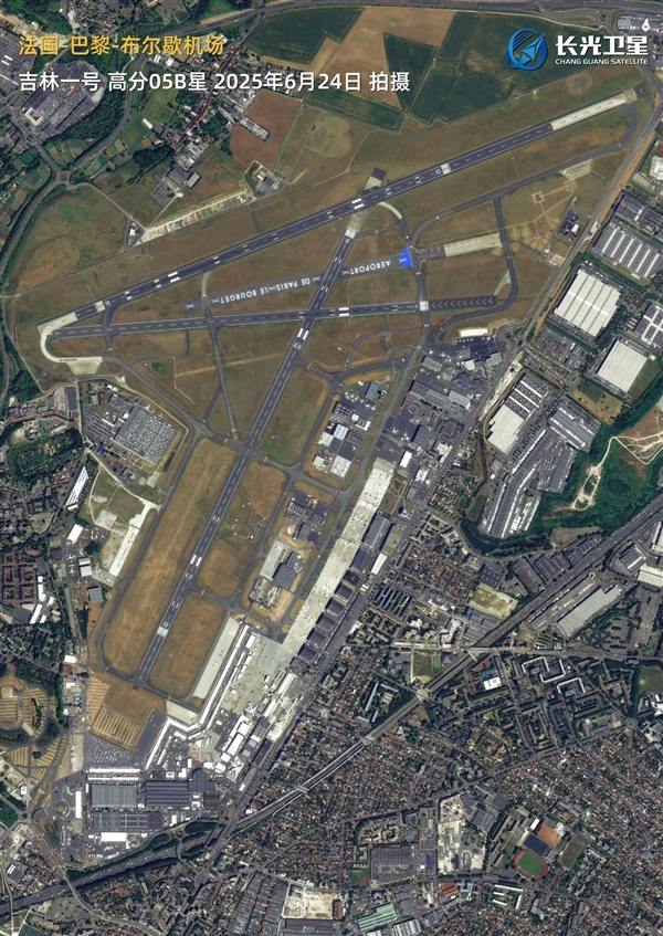 卫星视角看2025巴黎航展:歼10-CE、阵风巧合面对面