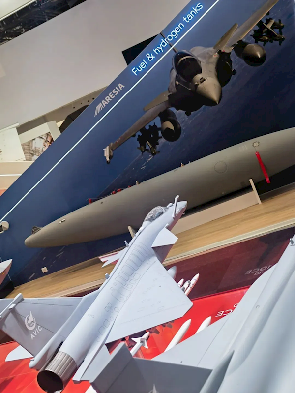 卫星视角看2025巴黎航展:歼10-CE、阵风巧合面对面