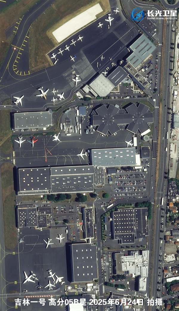 卫星视角看2025巴黎航展:歼10-CE、阵风巧合面对面