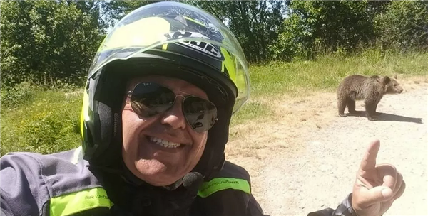 意大利一男子靠近熊自拍被拖入山沟：人生最后画面流出