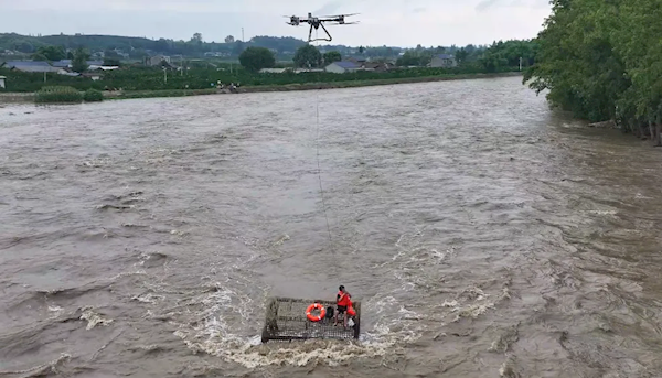 钓鱼佬通宵钓鱼被困河中央 无人机两分钟“钓”其上岸