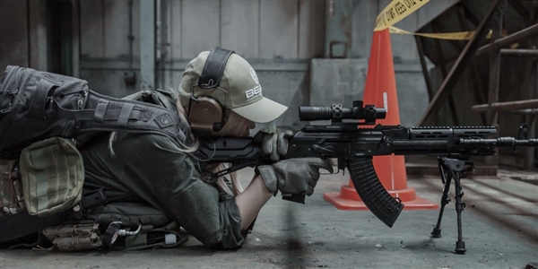 国外美女Cos《逃离塔科夫》角色：颜值高 身材超棒