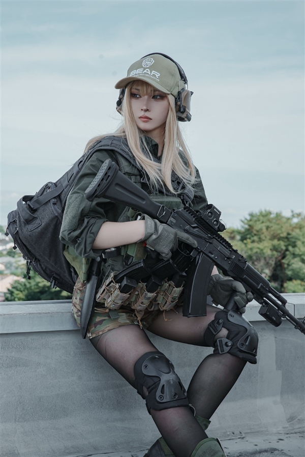国外美女Cos《逃离塔科夫》角色：颜值高 身材超棒