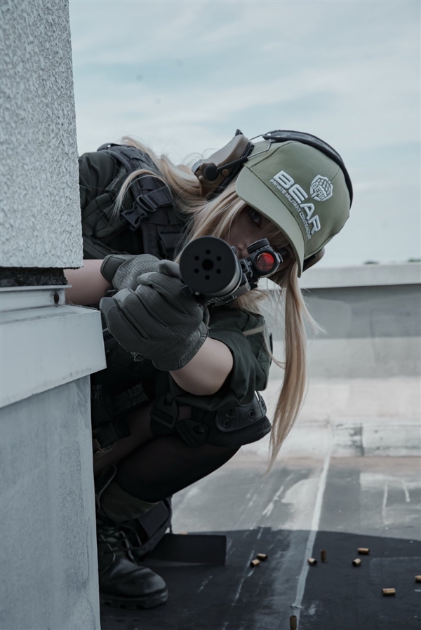 国外美女Cos《逃离塔科夫》角色：颜值高 身材超棒