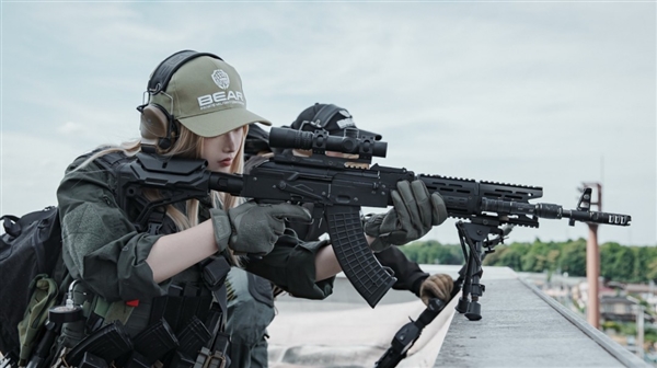 国外美女Cos《逃离塔科夫》角色：颜值高 身材超棒