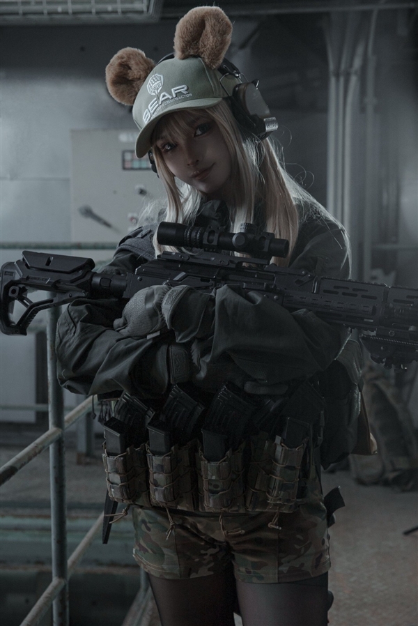 国外美女Cos《逃离塔科夫》角色：颜值高 身材超棒