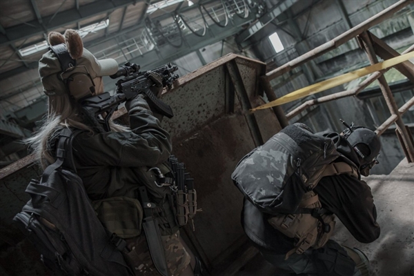 国外美女Cos《逃离塔科夫》角色：颜值高 身材超棒