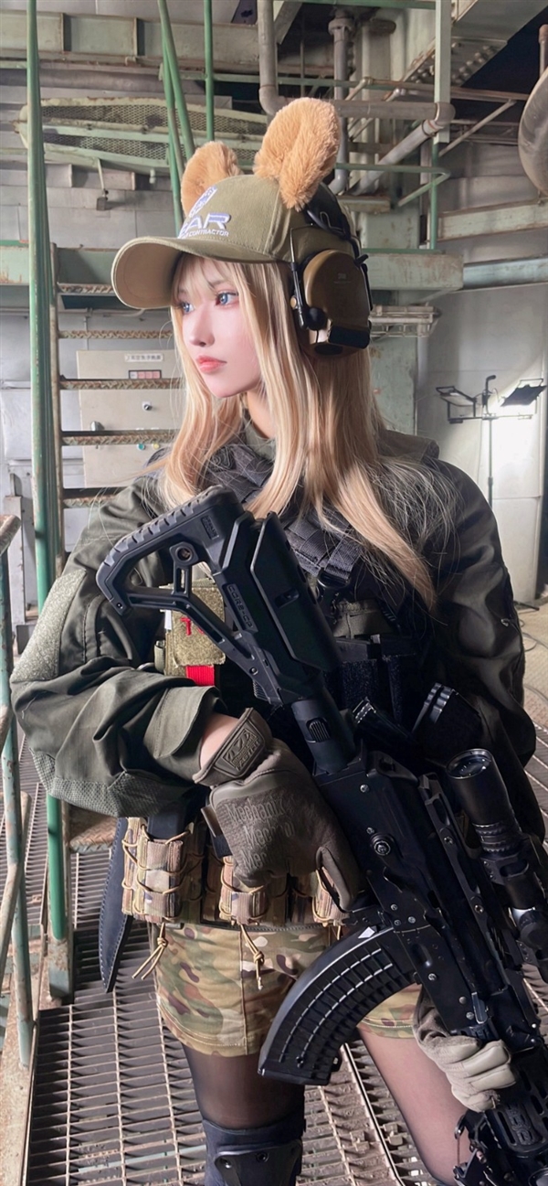 国外美女Cos《逃离塔科夫》角色：颜值高 身材超棒