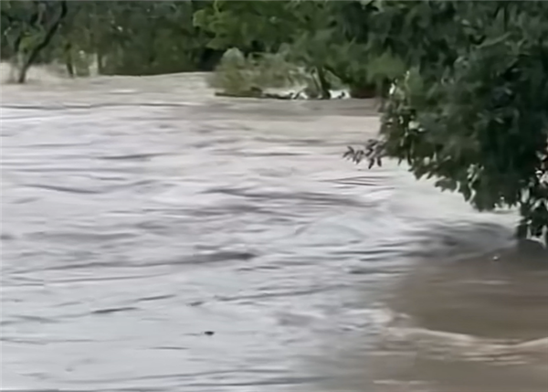 美国近百年最大洪灾之一！白宫：得州洪水来时大家在睡觉 这是天意