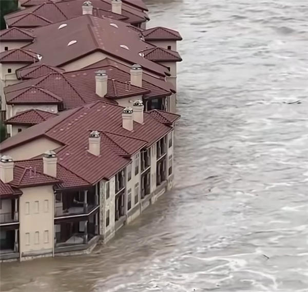 美国近百年最大洪灾之一！白宫：得州洪水来时大家在睡觉 这是天意