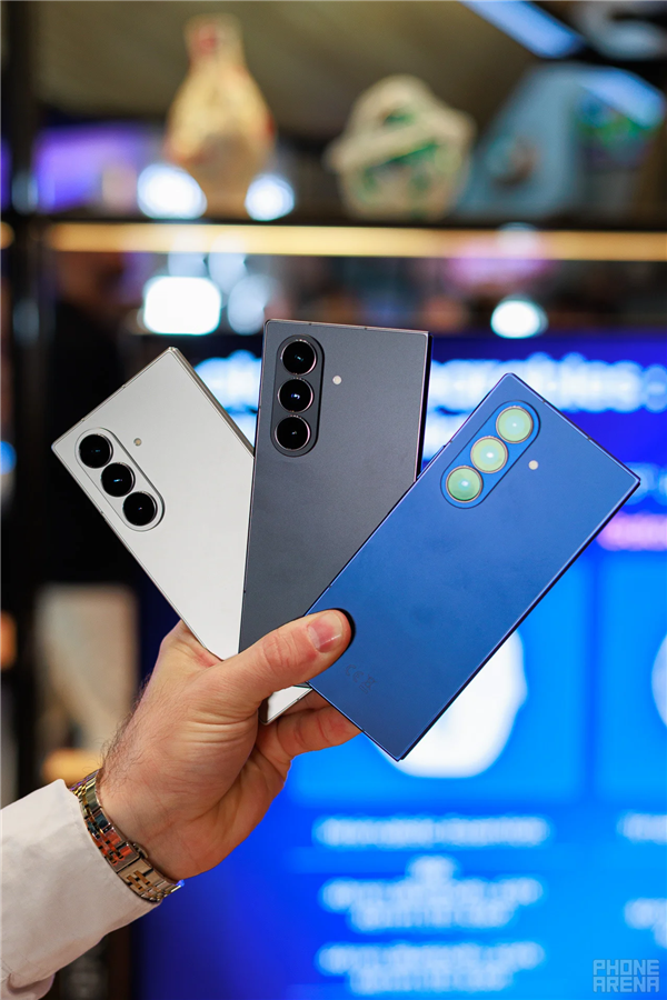 三星Galaxy Z Fold7图赏：全球最轻大折叠 比iPhone 16 Pro Max还要轻