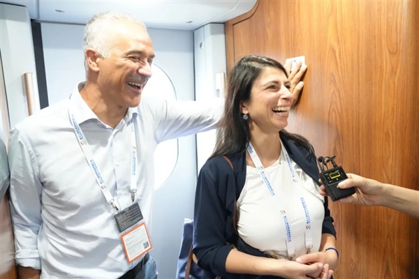 270多名老外体验中国高铁时速350公里的“贴地飞行”