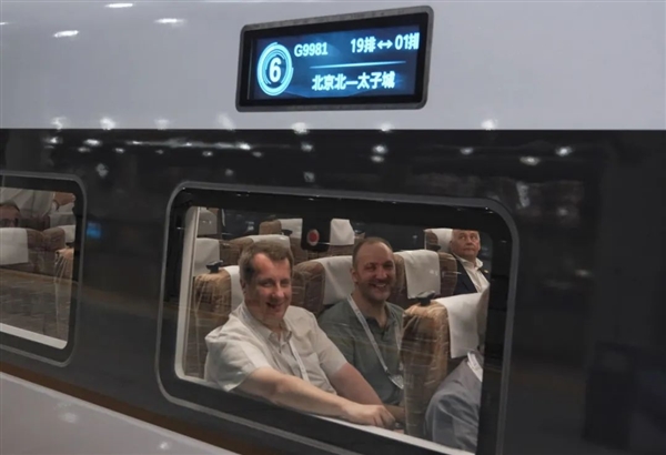 270多名老外体验中国高铁时速350公里的“贴地飞行”