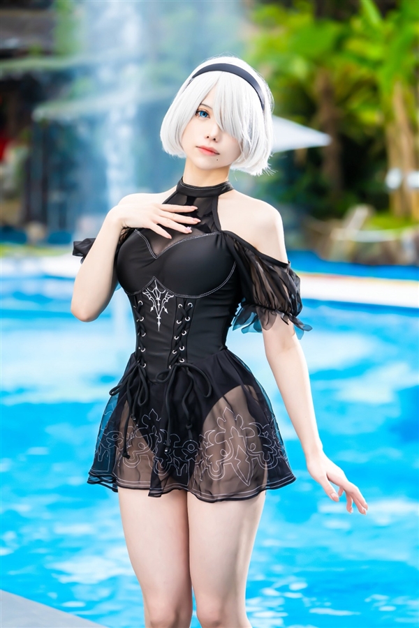 国外美女Cos《尼尔》2B小姐姐 展示性感好身材