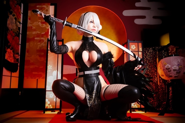 国外美女Cos《尼尔》2B小姐姐 展示性感好身材