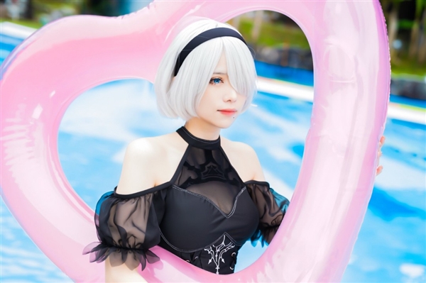 国外美女Cos《尼尔》2B小姐姐 展示性感好身材