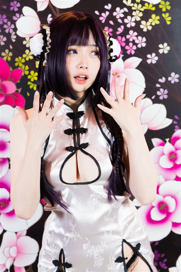 国外美女Cos《尼尔》2B小姐姐 展示性感好身材