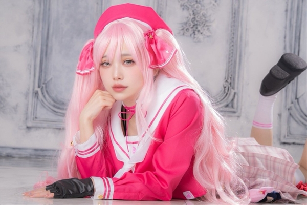 国外美女Cos《尼尔》2B小姐姐 展示性感好身材