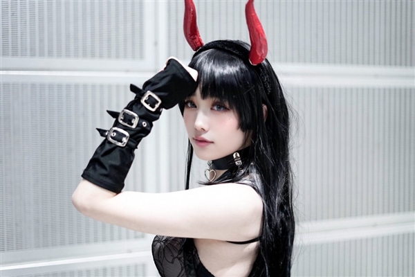 国外美女Cos《尼尔》2B小姐姐 展示性感好身材