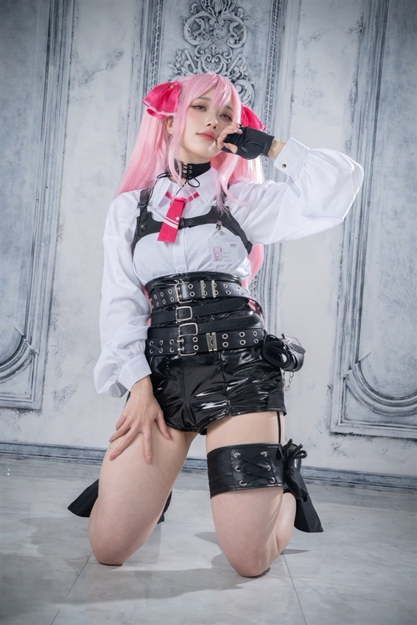 国外美女Cos《尼尔》2B小姐姐 展示性感好身材