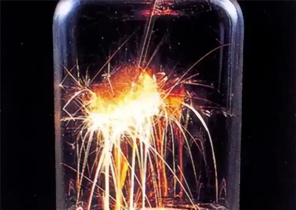 贵阳阿姨河道捡到漂亮石头 竟自燃导致自己四肢烧伤