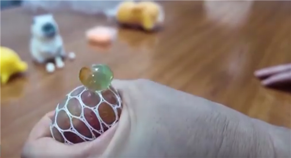 当心有毒！11款“捏捏乐”100%检出甲醛等成分