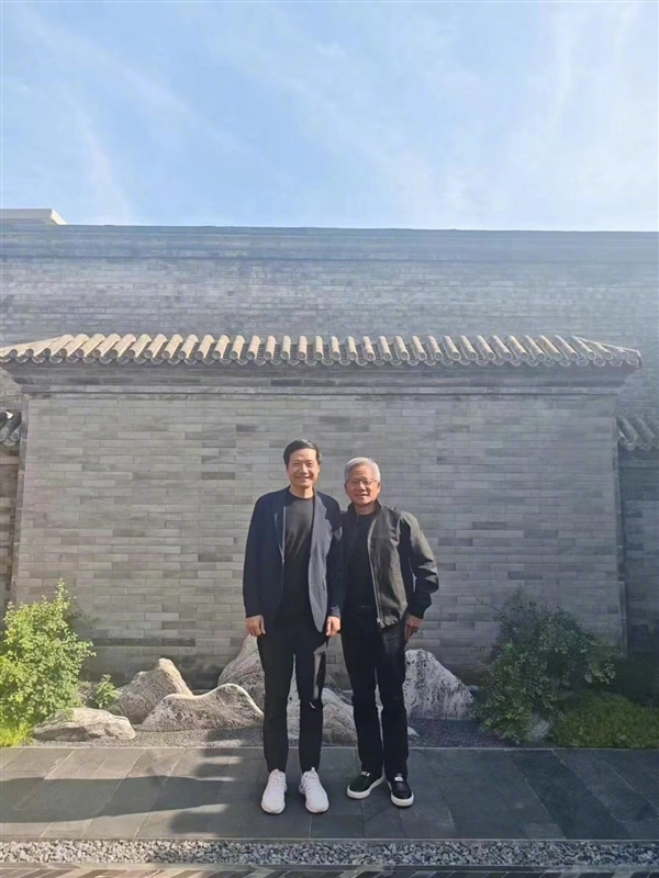 黄仁勋雷军合照曝光：二人肩并肩 面带微笑