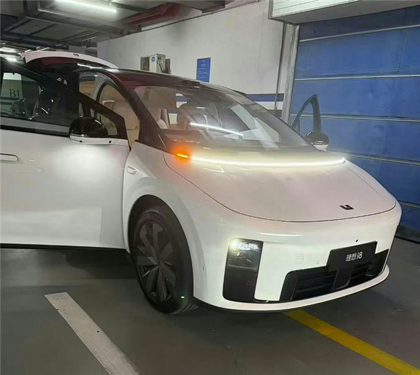 35万级家用纯电SUV 理想i8实车内饰首次曝光：比较眼熟