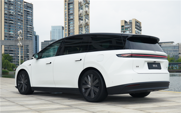 纯电的理想i8和增程一个价 但32.18万未必是个好价格