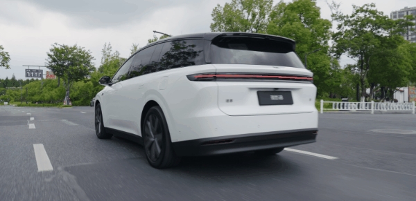 纯电的理想i8和增程一个价 但32.18万未必是个好价格