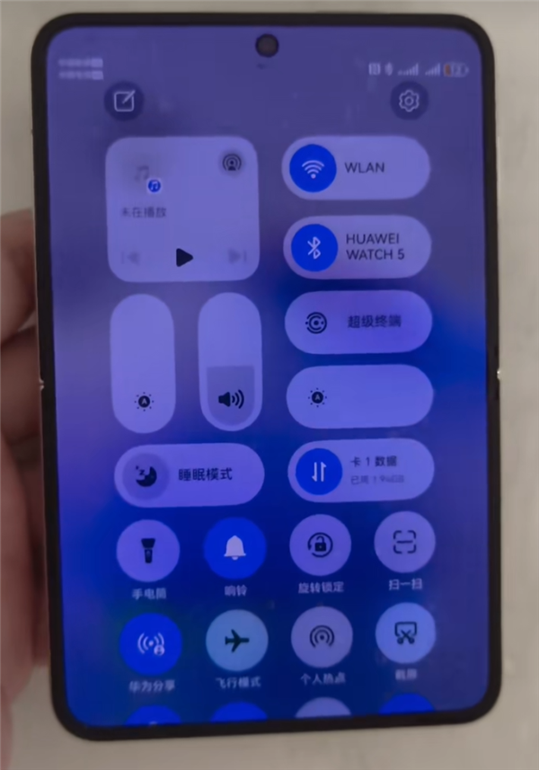 华为鸿蒙6全新控制中心曝光：竖向音量/亮度条 自定义程度更高