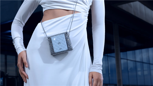 全球首款珠宝小折叠！moto razr 60施华洛世奇限定版发布：7200元