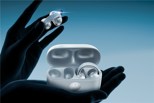 全球首款珠宝小折叠！moto razr 60施华洛世奇限定版发布：7200元