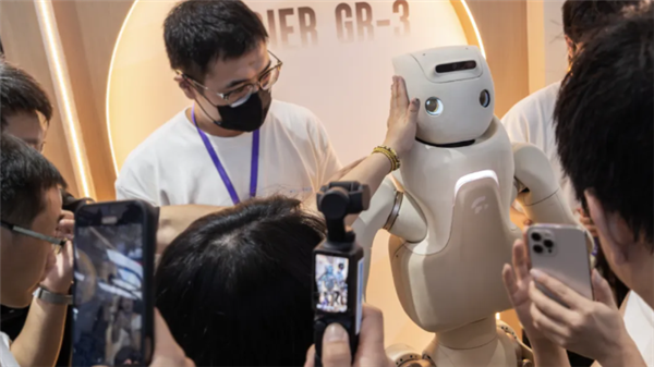 傅利叶GR-3人形机器人亮相 观众：触感太真实了 想和它拥抱