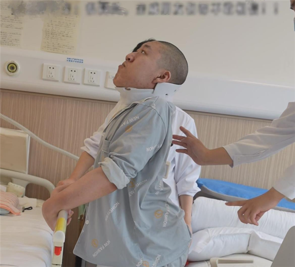 全球首例！4次断骨打开折叠男孩迈出新生第一步