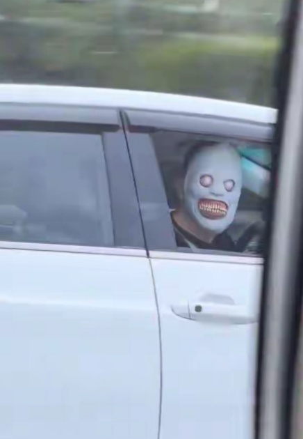 交警通报后!男子高速戴恐怖面具发声:我是外教 向当事人和广大网友致歉