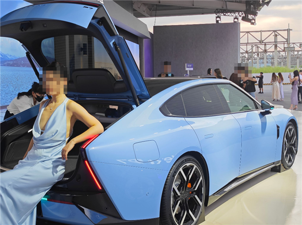 赛道超越小米SU7 Max!全新纯电轿跑小鹏P7上市:21.98万起
