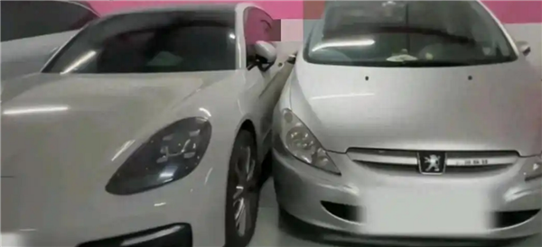 保时捷女车主停车占两位引热 反让旁边车主道歉：耽误我的时间