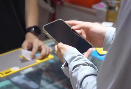 “防蓝光”手机膜真有效吗 个别效果等于保鲜膜