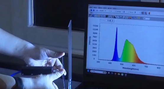 “防蓝光”手机膜真有效吗 个别效果等于保鲜膜