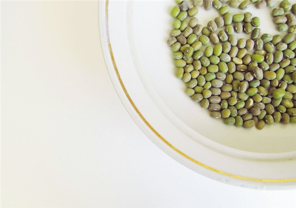 吃药时不能喝绿豆汤 会“解药”吗 吃药时真正不能吃的是