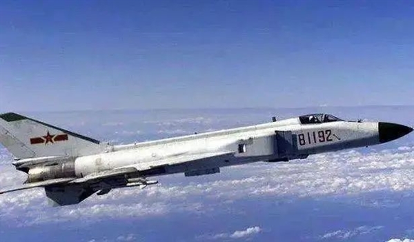 王伟遗孀带着王伟照片现场观礼:81192 歼20S你看到了吗