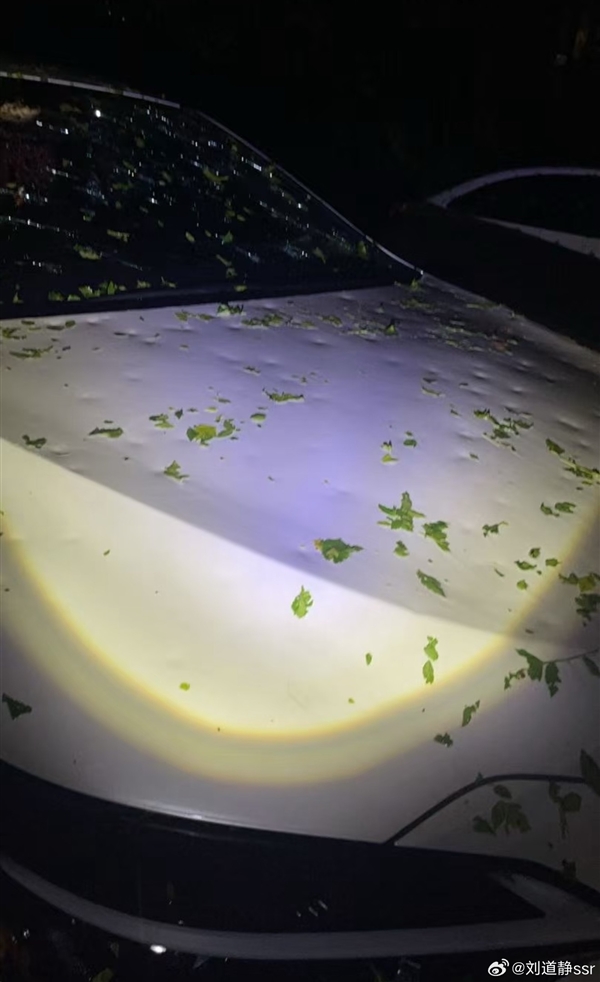 北京冰雹车盖被砸出气泡膜！车主：车玻璃砸碎 车身全是坑