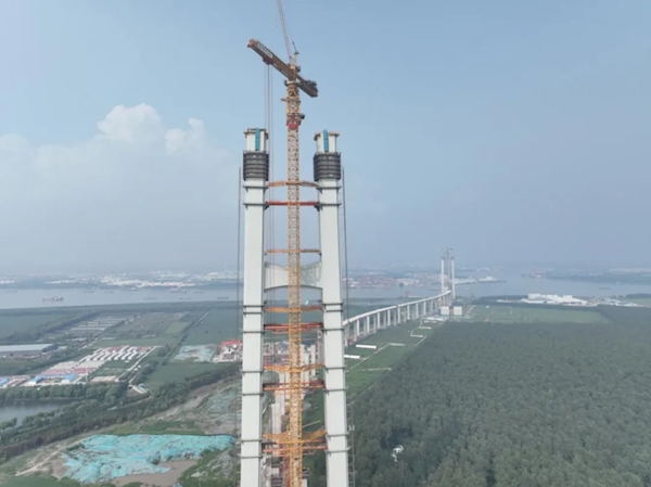 世界最大跨径悬索桥 江苏张靖皋长江大桥南主塔突破300米