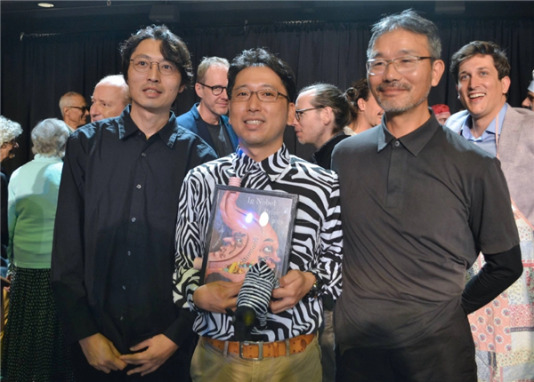 给牛涂上斑马条纹 研究能不能骗过蚊虫!日本科学家获搞笑诺贝尔奖